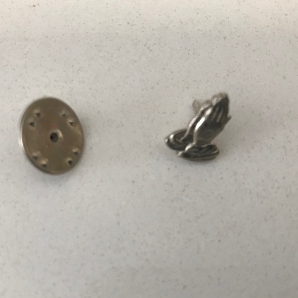 Vintage Praying Prayer Hands Lapel / Hat pin Silver tone Metal - Picture 3 of 4